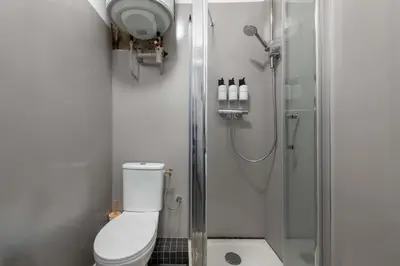 a small bathroom with a toilet and a shower at Studio design au centre de Cannes proche Croisette climatisé in Cannes