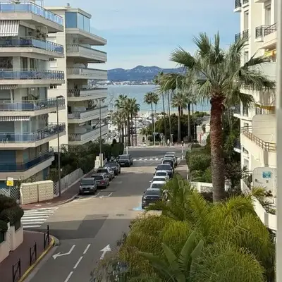 Spacious 2-bedroom sea view with parking in Palm Beach