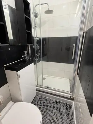 a small bathroom with a shower and a toilet at Studio Moderne à 10 min à pied Palais & Plages in Cannes