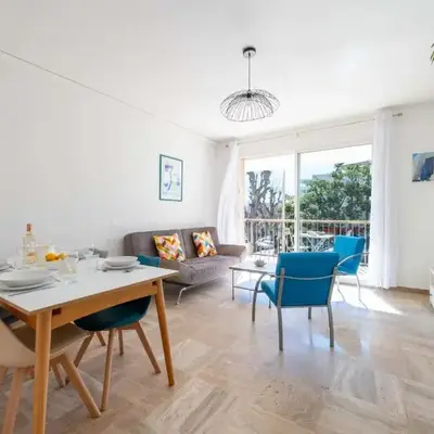 2-Br Apartment with Terrace Near Cannes Centre