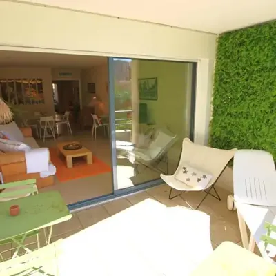 air-conditionned apartment 2 bedrooms & bathrooms with refined decoration