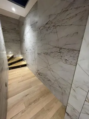 a lobby with marble walls and wooden floors at Suquet apartment cosy et charming in Cannes