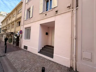 a bedroom with a bed with a cat in a bag on it at Superbe 4P, 3 Ch, 2 SDB, Proche Palais et Plages in Cannes