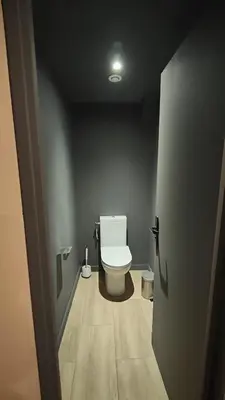a bathroom with a white toilet in a room at Superbe 4P, 3 Ch, 2 SDB, Proche Palais et Plages in Cannes