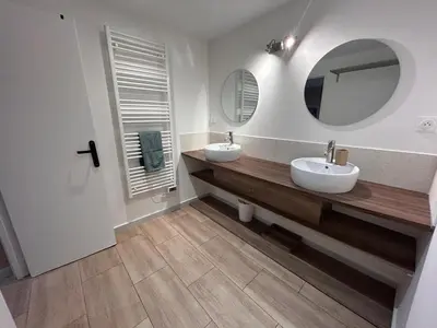 a bathroom with a sink and a mirror at Superbe 4P, 3 Ch, 2 SDB, Proche Palais et Plages in Cannes