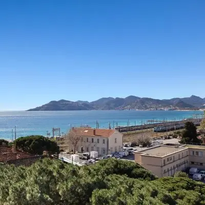 Le RivieraPeacefulSwimming poolCar parkSeafront