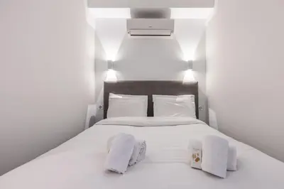 a white bed with two white towels on it at 2 pièces Moderne FELIX FAURE-VIEUX PORT A1B232 in Cannes