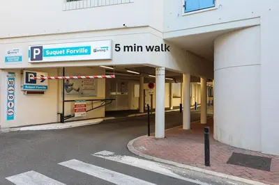 an empty building with a min walk sign on it at DUPLEX 2 chambres -TERRASSE Vue MER-FELIX FAURE A2B024 in Cannes