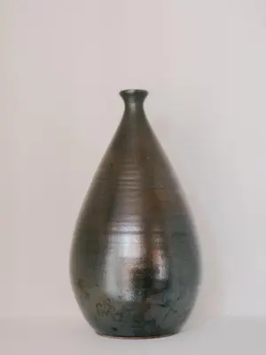 a black vase sitting on a white background at Le Petit Palais, 100m des plages in Cannes