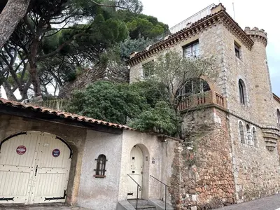 an old stone building with a white door at Très Bel appartement proche plage et palais du festival in Cannes