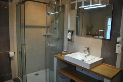 a bathroom with a sink and a shower at Le Calme au Centre Ville à 10 minutes à pied de la Croisette et des plages in Cannes