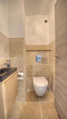 a bathroom with a toilet and a sink at 3 pièces 4 étoiles Vue Mer Parking Fibre 500m Palais Festivals in Cannes