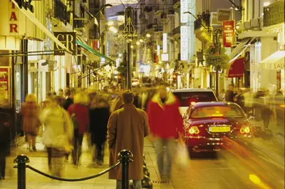 a group of people walking down a busy city street at Un coin de campagne en ville in Le Cannet