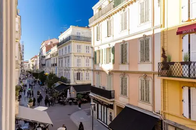 Gallery image of Centrally located modern 2 Bed apartment in Cannes with aircon and high ceilings and modern design 696 in Cannes