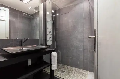 Gallery image of Centrally located modern 2 Bed apartment in Cannes with aircon and high ceilings and modern design 696 in Cannes