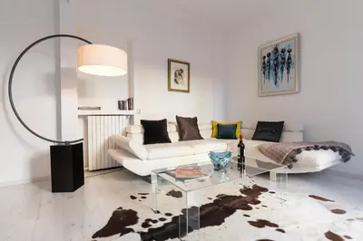 Gallery image of Centrally located modern 2 Bed apartment in Cannes with aircon and high ceilings and modern design 696 in Cannes