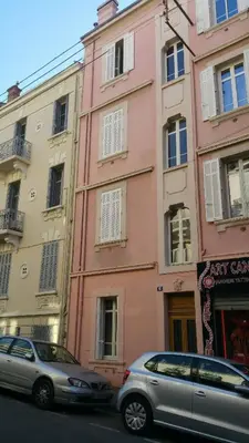 two cars parked in front of a pink building at Happy days, by Welcome to Cannes in Cannes