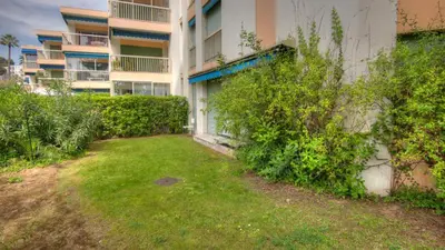 an empty yard in front of a building at Eden Park 3 pièces 4 étoiles 100m des Plages Piscines SPA Parking in Cannes
