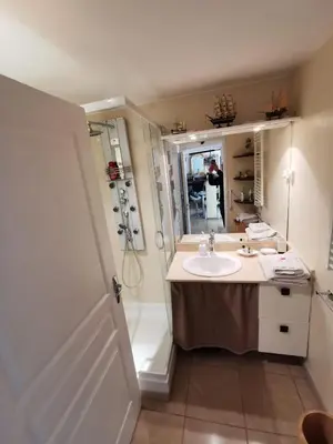 a bathroom with a sink and a shower at Agréable chambre d'hôte à 50M de la mer in Cannes