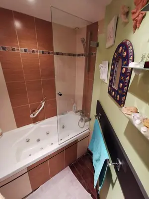 a bathroom with a tub and a shower at Agréable chambre d'hôte à 50M de la mer in Cannes