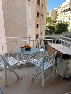 a table and chairs on a balcony with a bowl of fruit at Agréable chambre d'hôte à 50M de la mer in Cannes