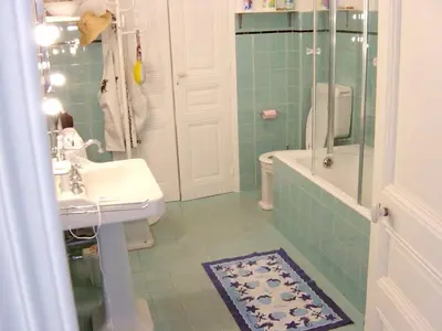 a bathroom with a tub and a sink and a shower at Appartement moderne à Cannes avec vue sur mer et montagne - 85 m² in Cannes