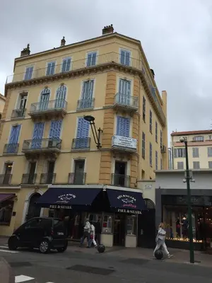a building on a street with people walking in front of it at AGENCIA apartement 3 PIECES RUE D'ANTIBES in Cannes