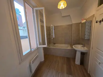 a bathroom with a sink and a bath tub at Residence Chryseis in Cannes