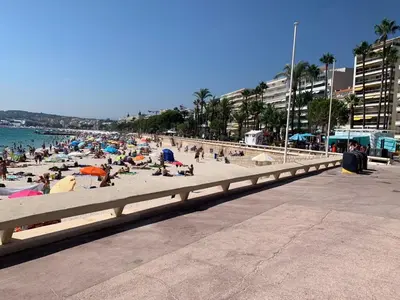 a group of people on a beach with the ocean at 3P lumineux rénové derrière la Croisette in Cannes
