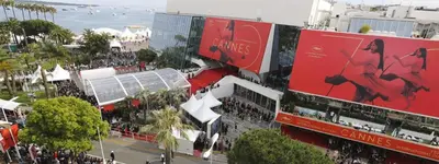 an overhead view of a street with a crowd of people at Bristol Park - parking - 5mn walk from Palais des Festivals in Cannes