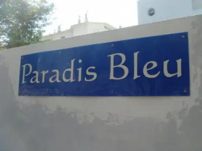 a blue sign that says parades blvd on a wall at Modern one bedroomed apartment just off the Cannes Seafront with a terrace and pool access 1753 in Cannes