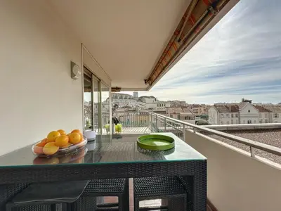 a balcony with a table with fruit on it at AGENCIA appartement 2 chambres au Suquet in Cannes