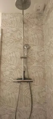 a lamp sitting on a stand in front of a wall at Appartement moderne à Cannes, 45 m², proche des plages in Cannes
