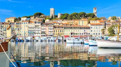 a group of boats docked in a harbor with buildings at Appartement moderne à Cannes, 45 m², proche des plages in Cannes