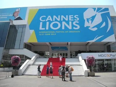 a group of people standing in front of a building at Manhattan 2 pièces 3 étoiles lumineux plein centre à 5mn des plages et palais in Cannes