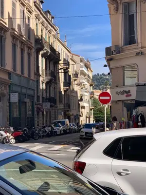 a street with cars parked on the side of the road at New York 2 pièces 3 étoiles calme plein centre de cannes, 5mn des plages et Palais in Cannes