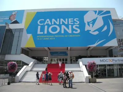 a group of people standing in front of a building at Voyage 2 pièces 3 étoiles calme plein centre à 5mn des plages et du Palais in Cannes