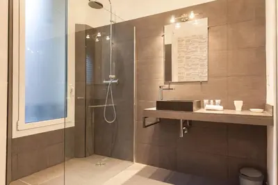 a bathroom with a shower and a sink at Voyage 2 pièces 3 étoiles calme plein centre à 5mn des plages et du Palais in Cannes