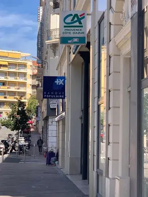 a sign on the side of a building on a street at 7e Art 2 pièces 3 étoiles calme plein centre Cannes 5mn plages et Palais in Cannes