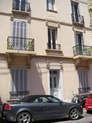a gray car parked in front of a building at Loft 3 pièces duplex 3 étoiles calme centre ville à 5 mn des plages et palais in Cannes