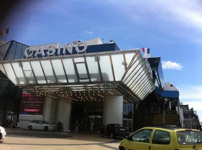a building with a car parked in front of it at Loft 3 pièces duplex 3 étoiles calme centre ville à 5 mn des plages et palais in Cannes