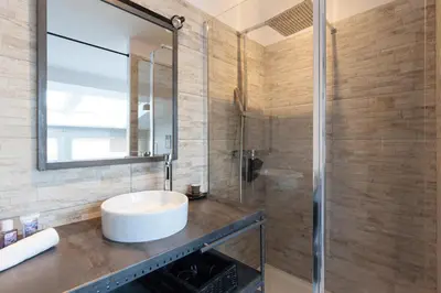 a bathroom with a sink and a shower at Loft 3 pièces duplex 3 étoiles calme centre ville à 5 mn des plages et palais in Cannes