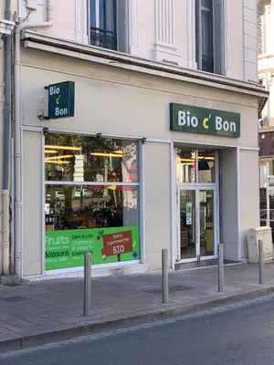a big ben store on the side of a street at Cocooning 3 pièces duplex 3 étoiles calme centre ville à 5mn plages et Palais in Cannes