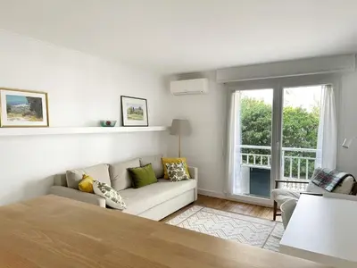 a living room with a couch and a window at Appartement rénové CANNES, palm beach in Cannes