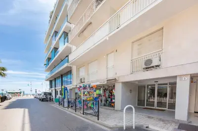 a building on the side of a street at Appartement rénové CANNES, palm beach in Cannes