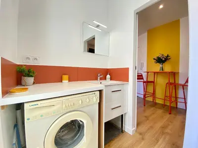 a laundry room with a washing machine and a sink at Studio Luxury Toîts du Soleil By SCLS Locations in Cannes