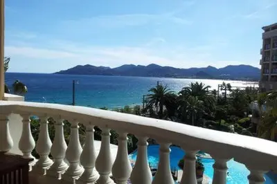 a balcony with a view of the ocean at Appartement Belle Azur in Cannes