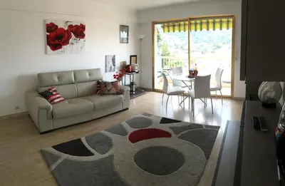 a living room with a couch and a table at Cannes: Agréable 2 pièces vue mer panoramique in Cannes