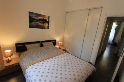 a bedroom with a bed and two lamps on tables at Coeur de Cannes - 5mn Croisette Palais - Terrasse et Parking in Cannes