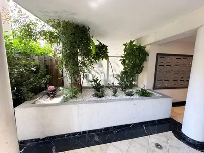 a garden in the middle of a building at CANNES CENTRE 5 minutes de la mer in Cannes